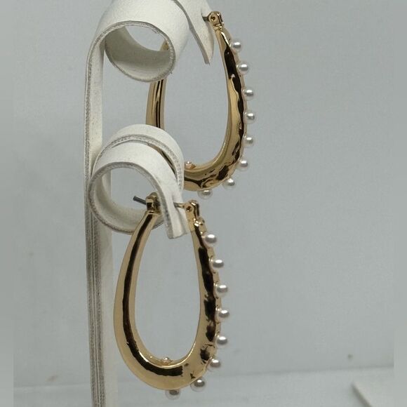 ISAAC MIZRAHI Gold Tone Pearl Oval Hoop - Picture 4 of 7